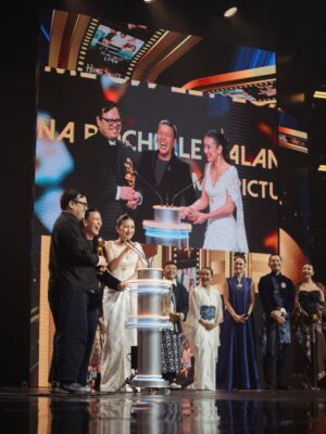 Fita Anggriani Instagram - Inget banget dulu, salah satu mimpiku bisa kerja bareng PH @visinemaid Aku selalu suka karya-karya mereka. Alhamdulillah, akhirnya kesempatan itu datang lewat tawaran screentest untuk film baru mereka. Bahkan aku belum baca sinopsisnya, tapi karena ini dari Visinema dan sutradaranya kak @sabrochelle yang akupun ngefans banget sama film terakhir nya “Noktah Merah Perkawinan” ga mikir lama aku langsung bilang mba imel : “CUS AMBIL!” 

Nggak lama setelah screentest, dibilang keterima “IH AKHIRNYA DEBUT FILM KU DI PH KECE INI! MAKASIH YA ALLAH…” 😭🙏🏻💗 

Jujur, dikasih kepercayaan dan bisa kerja bareng mereka aja udah pencapaian besar buat aku. Terus pas filmnya tayang dan feedback penonton di luar ekspektasi and banyak banget yang suka. HUF itu double happy banget! 🥺💗

Dari film HSL juga banyak peluang kerja baru yang masuk. Emang bener ya, project yang dibuat dari hati pasti nyampe juga ke hati penontonnya. 🥹🫶🏼

Makasih banget untuk Visinema karena jadi salah satu jembatan aku masuk ke dunia film. Terima kasih mas @anggasasongko , teteh @anggiakharisma , kak @cristian_imanuell , all crew and team kak @heiwid , kak @almirabastari 💗 Aku sadar betul ini baru awal perjalanan, dan aku masih mau banyak belajar 🙏🏻

Dan pastinya karakter Miya nggak akan hidup tanpa Danan @derbyromero , Tanish @ristytagor , & cintaku Kaluna @yunitasiregar. Sayang banget sama geng 30 Underpressure ini!! Semua cast HSL, much love utk kalian 🥹💗💗 

Untuk panitia dan dewan juri @imaawards , terima kasih banyak atas apresiasinya. Ini bener-bener award pertama aku 😭 Nggak kepikiran sama sekali bisa tutup akhir tahun sambil megang piala. Masuk nominasi aja aku udah: “HAH? KOK BISA?” Apalagi sampe dapet piala nya juga masih “HAH?? MASA SIH?” 😩✨ 

Untuk cuamiku AVUANG @jamie_8ball kalo bukan restu dari avuang yg masih mengizinkan bininya untuk pergi suting dan berkarya lagi karena kalo ga diizinin uga bininye tantrum pasti he he.. I lopyu avuang udah selalu ngasih ruang buat istrimu yg sabar, baik hati, dan cantiQ jelita inii !! ❤️😚
Anak-anakku Emma dan Kai, semoga nanti pas kalian gede, piala ini jadi bukti kenapa mamak suka “ngilang” dari rumah 😭🙏🏻💗