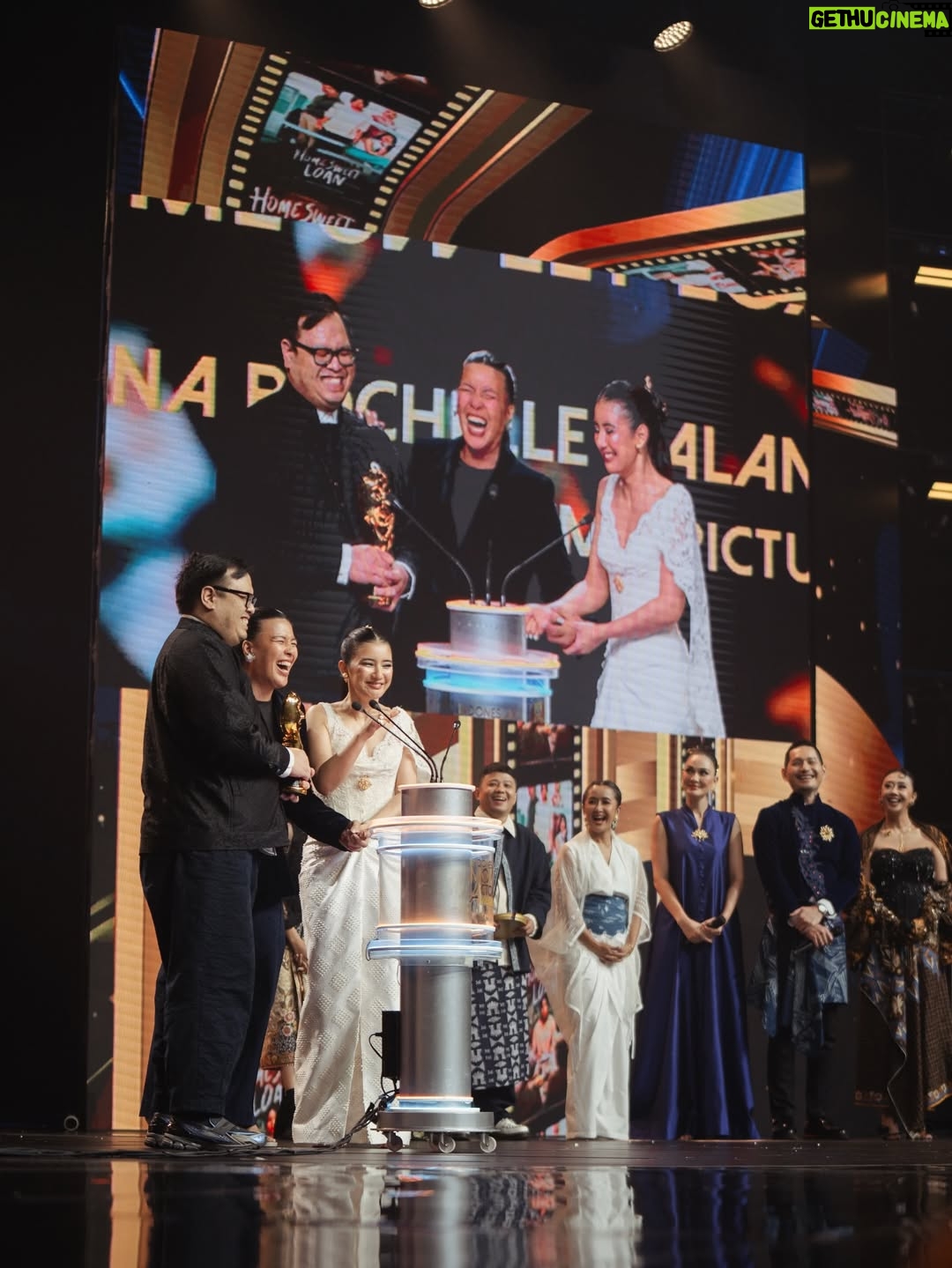 Fita Anggriani - 20.5K Likes - Inget banget dulu, salah satu mimpiku bisa kerja bareng PH @visinemaid Aku selalu suka karya-karya mereka. Alhamdulillah, akhirnya kesempatan itu datang lewat tawaran screentest untuk film baru mereka. Bahkan aku belum baca sinopsisnya, tapi karena ini dari Visinema dan sutradaranya kak @sabrochelle yang akupun ngefans banget sama film terakhir nya “Noktah Merah Perkawinan” ga mikir lama aku langsung bilang mba imel : “CUS AMBIL!” 

Nggak lama setelah screentest, dibilang keterima “IH AKHIRNYA DEBUT FILM KU DI PH KECE INI! MAKASIH YA ALLAH…” 😭🙏🏻💗 

Jujur, dikasih kepercayaan dan bisa kerja bareng mereka aja udah pencapaian besar buat aku. Terus pas filmnya tayang dan feedback penonton di luar ekspektasi and banyak banget yang suka. HUF itu double happy banget! 🥺💗

Dari film HSL juga banyak peluang kerja baru yang masuk. Emang bener ya, project yang dibuat dari hati pasti nyampe juga ke hati penontonnya. 🥹🫶🏼

Makasih banget untuk Visinema karena jadi salah satu jembatan aku masuk ke dunia film. Terima kasih mas @anggasasongko , teteh @anggiakharisma , kak @cristian_imanuell , all crew and team kak @heiwid , kak @almirabastari 💗 Aku sadar betul ini baru awal perjalanan, dan aku masih mau banyak belajar 🙏🏻

Dan pastinya karakter Miya nggak akan hidup tanpa Danan @derbyromero , Tanish @ristytagor , & cintaku Kaluna @yunitasiregar. Sayang banget sama geng 30 Underpressure ini!! Semua cast HSL, much love utk kalian 🥹💗💗 

Untuk panitia dan dewan juri @imaawards , terima kasih banyak atas apresiasinya. Ini bener-bener award pertama aku 😭 Nggak kepikiran sama sekali bisa tutup akhir tahun sambil megang piala. Masuk nominasi aja aku udah: “HAH? KOK BISA?” Apalagi sampe dapet piala nya juga masih “HAH?? MASA SIH?” 😩✨ 

Untuk cuamiku AVUANG @jamie_8ball kalo bukan restu dari avuang yg masih mengizinkan bininya untuk pergi suting dan berkarya lagi karena kalo ga diizinin uga bininye tantrum pasti he he.. I lopyu avuang udah selalu ngasih ruang buat istrimu yg sabar, baik hati, dan cantiQ jelita inii !! ❤️😚
Anak-anakku Emma dan Kai, semoga nanti pas kalian gede, piala ini jadi bukti kenapa mamak suka “ngilang” dari rumah 😭🙏🏻💗