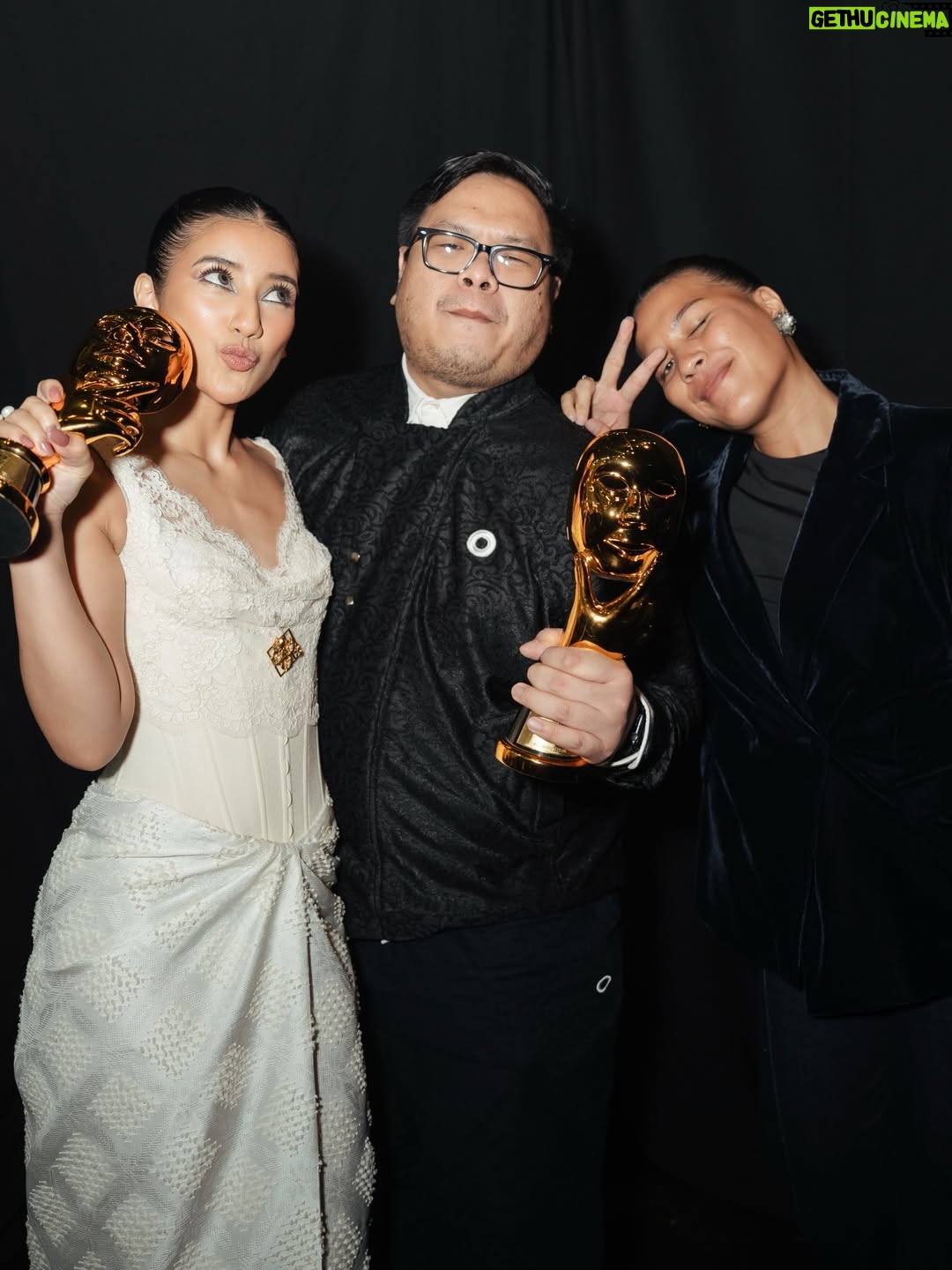 Fita Anggriani - 20.5K Likes - Inget banget dulu, salah satu mimpiku bisa kerja bareng PH @visinemaid Aku selalu suka karya-karya mereka. Alhamdulillah, akhirnya kesempatan itu datang lewat tawaran screentest untuk film baru mereka. Bahkan aku belum baca sinopsisnya, tapi karena ini dari Visinema dan sutradaranya kak @sabrochelle yang akupun ngefans banget sama film terakhir nya “Noktah Merah Perkawinan” ga mikir lama aku langsung bilang mba imel : “CUS AMBIL!” 

Nggak lama setelah screentest, dibilang keterima “IH AKHIRNYA DEBUT FILM KU DI PH KECE INI! MAKASIH YA ALLAH…” 😭🙏🏻💗 

Jujur, dikasih kepercayaan dan bisa kerja bareng mereka aja udah pencapaian besar buat aku. Terus pas filmnya tayang dan feedback penonton di luar ekspektasi and banyak banget yang suka. HUF itu double happy banget! 🥺💗

Dari film HSL juga banyak peluang kerja baru yang masuk. Emang bener ya, project yang dibuat dari hati pasti nyampe juga ke hati penontonnya. 🥹🫶🏼

Makasih banget untuk Visinema karena jadi salah satu jembatan aku masuk ke dunia film. Terima kasih mas @anggasasongko , teteh @anggiakharisma , kak @cristian_imanuell , all crew and team kak @heiwid , kak @almirabastari 💗 Aku sadar betul ini baru awal perjalanan, dan aku masih mau banyak belajar 🙏🏻

Dan pastinya karakter Miya nggak akan hidup tanpa Danan @derbyromero , Tanish @ristytagor , & cintaku Kaluna @yunitasiregar. Sayang banget sama geng 30 Underpressure ini!! Semua cast HSL, much love utk kalian 🥹💗💗 

Untuk panitia dan dewan juri @imaawards , terima kasih banyak atas apresiasinya. Ini bener-bener award pertama aku 😭 Nggak kepikiran sama sekali bisa tutup akhir tahun sambil megang piala. Masuk nominasi aja aku udah: “HAH? KOK BISA?” Apalagi sampe dapet piala nya juga masih “HAH?? MASA SIH?” 😩✨ 

Untuk cuamiku AVUANG @jamie_8ball kalo bukan restu dari avuang yg masih mengizinkan bininya untuk pergi suting dan berkarya lagi karena kalo ga diizinin uga bininye tantrum pasti he he.. I lopyu avuang udah selalu ngasih ruang buat istrimu yg sabar, baik hati, dan cantiQ jelita inii !! ❤️😚
Anak-anakku Emma dan Kai, semoga nanti pas kalian gede, piala ini jadi bukti kenapa mamak suka “ngilang” dari rumah 😭🙏🏻💗