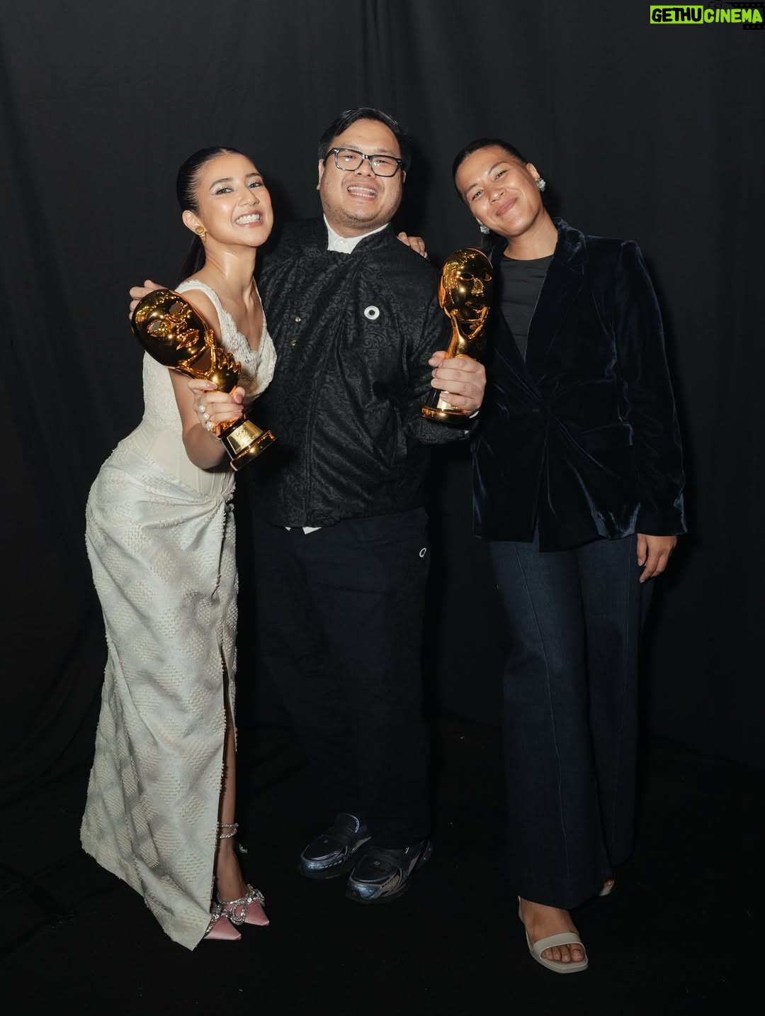 Fita Anggriani - 20.5K Likes - Inget banget dulu, salah satu mimpiku bisa kerja bareng PH @visinemaid Aku selalu suka karya-karya mereka. Alhamdulillah, akhirnya kesempatan itu datang lewat tawaran screentest untuk film baru mereka. Bahkan aku belum baca sinopsisnya, tapi karena ini dari Visinema dan sutradaranya kak @sabrochelle yang akupun ngefans banget sama film terakhir nya “Noktah Merah Perkawinan” ga mikir lama aku langsung bilang mba imel : “CUS AMBIL!” 

Nggak lama setelah screentest, dibilang keterima “IH AKHIRNYA DEBUT FILM KU DI PH KECE INI! MAKASIH YA ALLAH…” 😭🙏🏻💗 

Jujur, dikasih kepercayaan dan bisa kerja bareng mereka aja udah pencapaian besar buat aku. Terus pas filmnya tayang dan feedback penonton di luar ekspektasi and banyak banget yang suka. HUF itu double happy banget! 🥺💗

Dari film HSL juga banyak peluang kerja baru yang masuk. Emang bener ya, project yang dibuat dari hati pasti nyampe juga ke hati penontonnya. 🥹🫶🏼

Makasih banget untuk Visinema karena jadi salah satu jembatan aku masuk ke dunia film. Terima kasih mas @anggasasongko , teteh @anggiakharisma , kak @cristian_imanuell , all crew and team kak @heiwid , kak @almirabastari 💗 Aku sadar betul ini baru awal perjalanan, dan aku masih mau banyak belajar 🙏🏻

Dan pastinya karakter Miya nggak akan hidup tanpa Danan @derbyromero , Tanish @ristytagor , & cintaku Kaluna @yunitasiregar. Sayang banget sama geng 30 Underpressure ini!! Semua cast HSL, much love utk kalian 🥹💗💗 

Untuk panitia dan dewan juri @imaawards , terima kasih banyak atas apresiasinya. Ini bener-bener award pertama aku 😭 Nggak kepikiran sama sekali bisa tutup akhir tahun sambil megang piala. Masuk nominasi aja aku udah: “HAH? KOK BISA?” Apalagi sampe dapet piala nya juga masih “HAH?? MASA SIH?” 😩✨ 

Untuk cuamiku AVUANG @jamie_8ball kalo bukan restu dari avuang yg masih mengizinkan bininya untuk pergi suting dan berkarya lagi karena kalo ga diizinin uga bininye tantrum pasti he he.. I lopyu avuang udah selalu ngasih ruang buat istrimu yg sabar, baik hati, dan cantiQ jelita inii !! ❤️😚
Anak-anakku Emma dan Kai, semoga nanti pas kalian gede, piala ini jadi bukti kenapa mamak suka “ngilang” dari rumah 😭🙏🏻💗