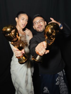 Fita Anggriani Instagram - Inget banget dulu, salah satu mimpiku bisa kerja bareng PH @visinemaid Aku selalu suka karya-karya mereka. Alhamdulillah, akhirnya kesempatan itu datang lewat tawaran screentest untuk film baru mereka. Bahkan aku belum baca sinopsisnya, tapi karena ini dari Visinema dan sutradaranya kak @sabrochelle yang akupun ngefans banget sama film terakhir nya “Noktah Merah Perkawinan” ga mikir lama aku langsung bilang mba imel : “CUS AMBIL!” 

Nggak lama setelah screentest, dibilang keterima “IH AKHIRNYA DEBUT FILM KU DI PH KECE INI! MAKASIH YA ALLAH…” 😭🙏🏻💗 

Jujur, dikasih kepercayaan dan bisa kerja bareng mereka aja udah pencapaian besar buat aku. Terus pas filmnya tayang dan feedback penonton di luar ekspektasi and banyak banget yang suka. HUF itu double happy banget! 🥺💗

Dari film HSL juga banyak peluang kerja baru yang masuk. Emang bener ya, project yang dibuat dari hati pasti nyampe juga ke hati penontonnya. 🥹🫶🏼

Makasih banget untuk Visinema karena jadi salah satu jembatan aku masuk ke dunia film. Terima kasih mas @anggasasongko , teteh @anggiakharisma , kak @cristian_imanuell , all crew and team kak @heiwid , kak @almirabastari 💗 Aku sadar betul ini baru awal perjalanan, dan aku masih mau banyak belajar 🙏🏻

Dan pastinya karakter Miya nggak akan hidup tanpa Danan @derbyromero , Tanish @ristytagor , & cintaku Kaluna @yunitasiregar. Sayang banget sama geng 30 Underpressure ini!! Semua cast HSL, much love utk kalian 🥹💗💗 

Untuk panitia dan dewan juri @imaawards , terima kasih banyak atas apresiasinya. Ini bener-bener award pertama aku 😭 Nggak kepikiran sama sekali bisa tutup akhir tahun sambil megang piala. Masuk nominasi aja aku udah: “HAH? KOK BISA?” Apalagi sampe dapet piala nya juga masih “HAH?? MASA SIH?” 😩✨ 

Untuk cuamiku AVUANG @jamie_8ball kalo bukan restu dari avuang yg masih mengizinkan bininya untuk pergi suting dan berkarya lagi karena kalo ga diizinin uga bininye tantrum pasti he he.. I lopyu avuang udah selalu ngasih ruang buat istrimu yg sabar, baik hati, dan cantiQ jelita inii !! ❤️😚
Anak-anakku Emma dan Kai, semoga nanti pas kalian gede, piala ini jadi bukti kenapa mamak suka “ngilang” dari rumah 😭🙏🏻💗