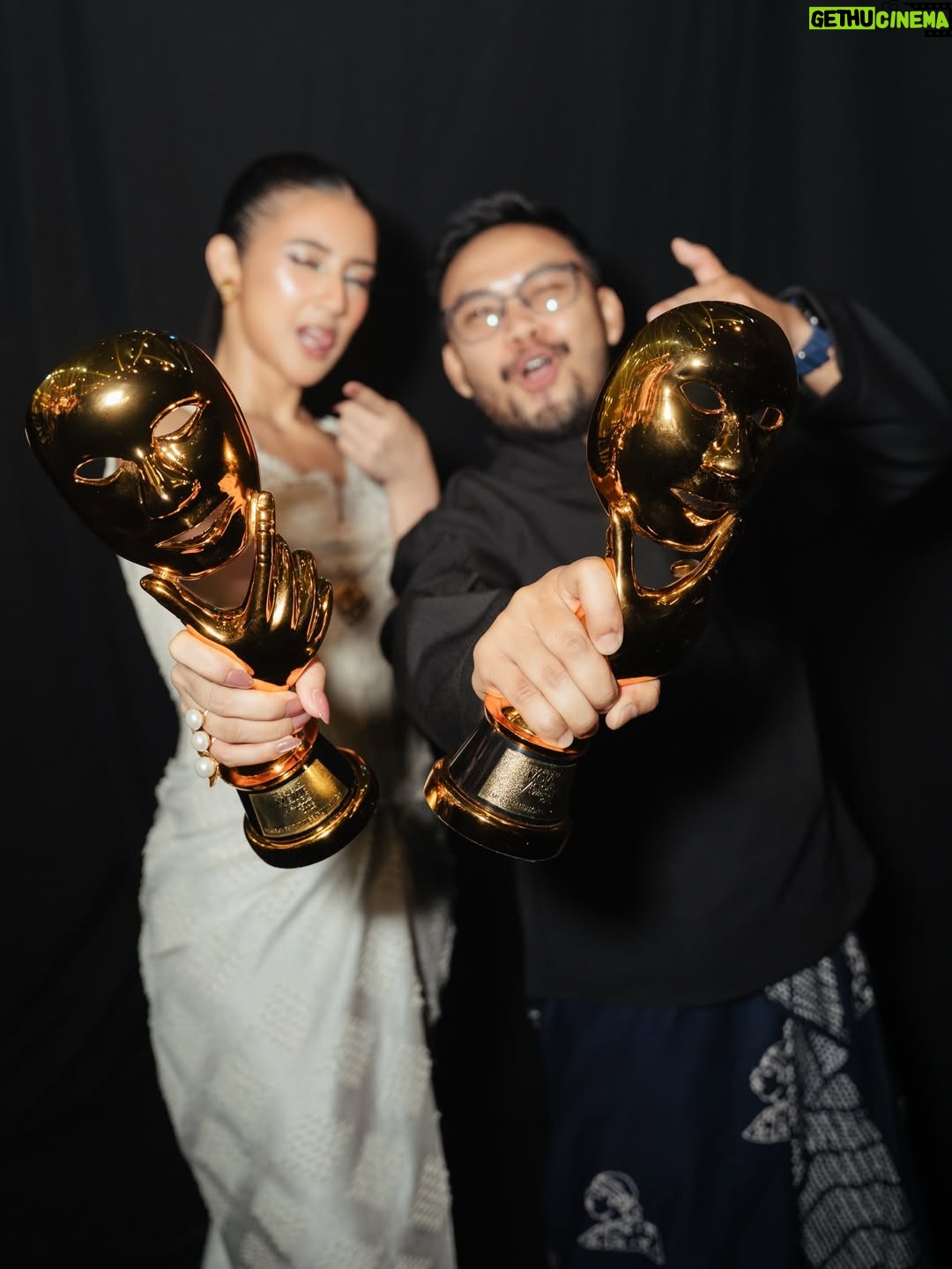 Fita Anggriani - 20.5K Likes - Inget banget dulu, salah satu mimpiku bisa kerja bareng PH @visinemaid Aku selalu suka karya-karya mereka. Alhamdulillah, akhirnya kesempatan itu datang lewat tawaran screentest untuk film baru mereka. Bahkan aku belum baca sinopsisnya, tapi karena ini dari Visinema dan sutradaranya kak @sabrochelle yang akupun ngefans banget sama film terakhir nya “Noktah Merah Perkawinan” ga mikir lama aku langsung bilang mba imel : “CUS AMBIL!” 

Nggak lama setelah screentest, dibilang keterima “IH AKHIRNYA DEBUT FILM KU DI PH KECE INI! MAKASIH YA ALLAH…” 😭🙏🏻💗 

Jujur, dikasih kepercayaan dan bisa kerja bareng mereka aja udah pencapaian besar buat aku. Terus pas filmnya tayang dan feedback penonton di luar ekspektasi and banyak banget yang suka. HUF itu double happy banget! 🥺💗

Dari film HSL juga banyak peluang kerja baru yang masuk. Emang bener ya, project yang dibuat dari hati pasti nyampe juga ke hati penontonnya. 🥹🫶🏼

Makasih banget untuk Visinema karena jadi salah satu jembatan aku masuk ke dunia film. Terima kasih mas @anggasasongko , teteh @anggiakharisma , kak @cristian_imanuell , all crew and team kak @heiwid , kak @almirabastari 💗 Aku sadar betul ini baru awal perjalanan, dan aku masih mau banyak belajar 🙏🏻

Dan pastinya karakter Miya nggak akan hidup tanpa Danan @derbyromero , Tanish @ristytagor , & cintaku Kaluna @yunitasiregar. Sayang banget sama geng 30 Underpressure ini!! Semua cast HSL, much love utk kalian 🥹💗💗 

Untuk panitia dan dewan juri @imaawards , terima kasih banyak atas apresiasinya. Ini bener-bener award pertama aku 😭 Nggak kepikiran sama sekali bisa tutup akhir tahun sambil megang piala. Masuk nominasi aja aku udah: “HAH? KOK BISA?” Apalagi sampe dapet piala nya juga masih “HAH?? MASA SIH?” 😩✨ 

Untuk cuamiku AVUANG @jamie_8ball kalo bukan restu dari avuang yg masih mengizinkan bininya untuk pergi suting dan berkarya lagi karena kalo ga diizinin uga bininye tantrum pasti he he.. I lopyu avuang udah selalu ngasih ruang buat istrimu yg sabar, baik hati, dan cantiQ jelita inii !! ❤️😚
Anak-anakku Emma dan Kai, semoga nanti pas kalian gede, piala ini jadi bukti kenapa mamak suka “ngilang” dari rumah 😭🙏🏻💗