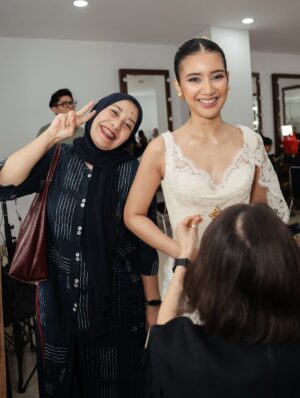 Fita Anggriani Instagram - Inget banget dulu, salah satu mimpiku bisa kerja bareng PH @visinemaid Aku selalu suka karya-karya mereka. Alhamdulillah, akhirnya kesempatan itu datang lewat tawaran screentest untuk film baru mereka. Bahkan aku belum baca sinopsisnya, tapi karena ini dari Visinema dan sutradaranya kak @sabrochelle yang akupun ngefans banget sama film terakhir nya “Noktah Merah Perkawinan” ga mikir lama aku langsung bilang mba imel : “CUS AMBIL!” 

Nggak lama setelah screentest, dibilang keterima “IH AKHIRNYA DEBUT FILM KU DI PH KECE INI! MAKASIH YA ALLAH…” 😭🙏🏻💗 

Jujur, dikasih kepercayaan dan bisa kerja bareng mereka aja udah pencapaian besar buat aku. Terus pas filmnya tayang dan feedback penonton di luar ekspektasi and banyak banget yang suka. HUF itu double happy banget! 🥺💗

Dari film HSL juga banyak peluang kerja baru yang masuk. Emang bener ya, project yang dibuat dari hati pasti nyampe juga ke hati penontonnya. 🥹🫶🏼

Makasih banget untuk Visinema karena jadi salah satu jembatan aku masuk ke dunia film. Terima kasih mas @anggasasongko , teteh @anggiakharisma , kak @cristian_imanuell , all crew and team kak @heiwid , kak @almirabastari 💗 Aku sadar betul ini baru awal perjalanan, dan aku masih mau banyak belajar 🙏🏻

Dan pastinya karakter Miya nggak akan hidup tanpa Danan @derbyromero , Tanish @ristytagor , & cintaku Kaluna @yunitasiregar. Sayang banget sama geng 30 Underpressure ini!! Semua cast HSL, much love utk kalian 🥹💗💗 

Untuk panitia dan dewan juri @imaawards , terima kasih banyak atas apresiasinya. Ini bener-bener award pertama aku 😭 Nggak kepikiran sama sekali bisa tutup akhir tahun sambil megang piala. Masuk nominasi aja aku udah: “HAH? KOK BISA?” Apalagi sampe dapet piala nya juga masih “HAH?? MASA SIH?” 😩✨ 

Untuk cuamiku AVUANG @jamie_8ball kalo bukan restu dari avuang yg masih mengizinkan bininya untuk pergi suting dan berkarya lagi karena kalo ga diizinin uga bininye tantrum pasti he he.. I lopyu avuang udah selalu ngasih ruang buat istrimu yg sabar, baik hati, dan cantiQ jelita inii !! ❤️😚
Anak-anakku Emma dan Kai, semoga nanti pas kalian gede, piala ini jadi bukti kenapa mamak suka “ngilang” dari rumah 😭🙏🏻💗