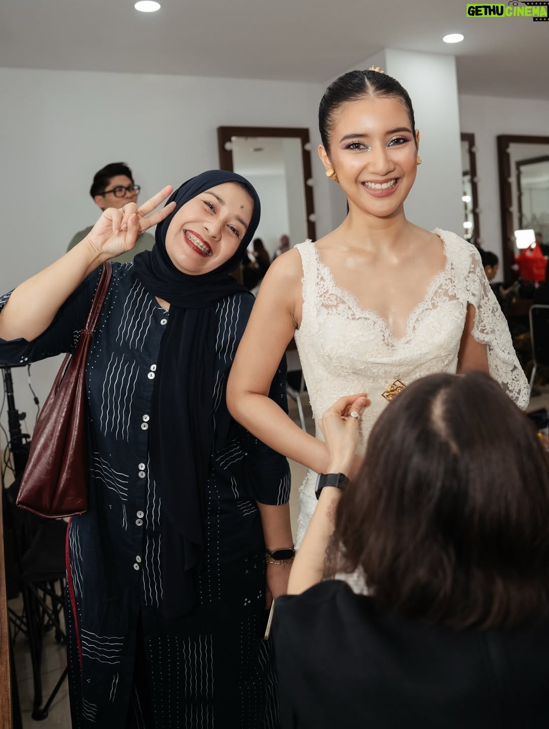 Fita Anggriani - 20.5K Likes - Inget banget dulu, salah satu mimpiku bisa kerja bareng PH @visinemaid Aku selalu suka karya-karya mereka. Alhamdulillah, akhirnya kesempatan itu datang lewat tawaran screentest untuk film baru mereka. Bahkan aku belum baca sinopsisnya, tapi karena ini dari Visinema dan sutradaranya kak @sabrochelle yang akupun ngefans banget sama film terakhir nya “Noktah Merah Perkawinan” ga mikir lama aku langsung bilang mba imel : “CUS AMBIL!” 

Nggak lama setelah screentest, dibilang keterima “IH AKHIRNYA DEBUT FILM KU DI PH KECE INI! MAKASIH YA ALLAH…” 😭🙏🏻💗 

Jujur, dikasih kepercayaan dan bisa kerja bareng mereka aja udah pencapaian besar buat aku. Terus pas filmnya tayang dan feedback penonton di luar ekspektasi and banyak banget yang suka. HUF itu double happy banget! 🥺💗

Dari film HSL juga banyak peluang kerja baru yang masuk. Emang bener ya, project yang dibuat dari hati pasti nyampe juga ke hati penontonnya. 🥹🫶🏼

Makasih banget untuk Visinema karena jadi salah satu jembatan aku masuk ke dunia film. Terima kasih mas @anggasasongko , teteh @anggiakharisma , kak @cristian_imanuell , all crew and team kak @heiwid , kak @almirabastari 💗 Aku sadar betul ini baru awal perjalanan, dan aku masih mau banyak belajar 🙏🏻

Dan pastinya karakter Miya nggak akan hidup tanpa Danan @derbyromero , Tanish @ristytagor , & cintaku Kaluna @yunitasiregar. Sayang banget sama geng 30 Underpressure ini!! Semua cast HSL, much love utk kalian 🥹💗💗 

Untuk panitia dan dewan juri @imaawards , terima kasih banyak atas apresiasinya. Ini bener-bener award pertama aku 😭 Nggak kepikiran sama sekali bisa tutup akhir tahun sambil megang piala. Masuk nominasi aja aku udah: “HAH? KOK BISA?” Apalagi sampe dapet piala nya juga masih “HAH?? MASA SIH?” 😩✨ 

Untuk cuamiku AVUANG @jamie_8ball kalo bukan restu dari avuang yg masih mengizinkan bininya untuk pergi suting dan berkarya lagi karena kalo ga diizinin uga bininye tantrum pasti he he.. I lopyu avuang udah selalu ngasih ruang buat istrimu yg sabar, baik hati, dan cantiQ jelita inii !! ❤️😚
Anak-anakku Emma dan Kai, semoga nanti pas kalian gede, piala ini jadi bukti kenapa mamak suka “ngilang” dari rumah 😭🙏🏻💗