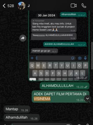 Fita Anggriani Instagram - Inget banget dulu, salah satu mimpiku bisa kerja bareng PH @visinemaid Aku selalu suka karya-karya mereka. Alhamdulillah, akhirnya kesempatan itu datang lewat tawaran screentest untuk film baru mereka. Bahkan aku belum baca sinopsisnya, tapi karena ini dari Visinema dan sutradaranya kak @sabrochelle yang akupun ngefans banget sama film terakhir nya “Noktah Merah Perkawinan” ga mikir lama aku langsung bilang mba imel : “CUS AMBIL!” 

Nggak lama setelah screentest, dibilang keterima “IH AKHIRNYA DEBUT FILM KU DI PH KECE INI! MAKASIH YA ALLAH…” 😭🙏🏻💗 

Jujur, dikasih kepercayaan dan bisa kerja bareng mereka aja udah pencapaian besar buat aku. Terus pas filmnya tayang dan feedback penonton di luar ekspektasi and banyak banget yang suka. HUF itu double happy banget! 🥺💗

Dari film HSL juga banyak peluang kerja baru yang masuk. Emang bener ya, project yang dibuat dari hati pasti nyampe juga ke hati penontonnya. 🥹🫶🏼

Makasih banget untuk Visinema karena jadi salah satu jembatan aku masuk ke dunia film. Terima kasih mas @anggasasongko , teteh @anggiakharisma , kak @cristian_imanuell , all crew and team kak @heiwid , kak @almirabastari 💗 Aku sadar betul ini baru awal perjalanan, dan aku masih mau banyak belajar 🙏🏻

Dan pastinya karakter Miya nggak akan hidup tanpa Danan @derbyromero , Tanish @ristytagor , & cintaku Kaluna @yunitasiregar. Sayang banget sama geng 30 Underpressure ini!! Semua cast HSL, much love utk kalian 🥹💗💗 

Untuk panitia dan dewan juri @imaawards , terima kasih banyak atas apresiasinya. Ini bener-bener award pertama aku 😭 Nggak kepikiran sama sekali bisa tutup akhir tahun sambil megang piala. Masuk nominasi aja aku udah: “HAH? KOK BISA?” Apalagi sampe dapet piala nya juga masih “HAH?? MASA SIH?” 😩✨ 

Untuk cuamiku AVUANG @jamie_8ball kalo bukan restu dari avuang yg masih mengizinkan bininya untuk pergi suting dan berkarya lagi karena kalo ga diizinin uga bininye tantrum pasti he he.. I lopyu avuang udah selalu ngasih ruang buat istrimu yg sabar, baik hati, dan cantiQ jelita inii !! ❤️😚
Anak-anakku Emma dan Kai, semoga nanti pas kalian gede, piala ini jadi bukti kenapa mamak suka “ngilang” dari rumah 😭🙏🏻💗