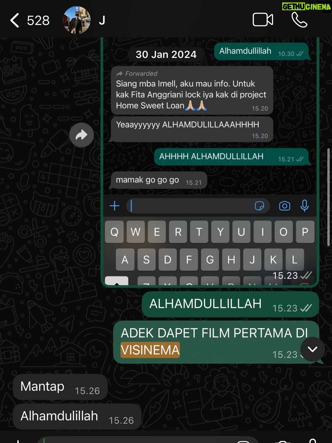 Fita Anggriani - 20.5K Likes - Inget banget dulu, salah satu mimpiku bisa kerja bareng PH @visinemaid Aku selalu suka karya-karya mereka. Alhamdulillah, akhirnya kesempatan itu datang lewat tawaran screentest untuk film baru mereka. Bahkan aku belum baca sinopsisnya, tapi karena ini dari Visinema dan sutradaranya kak @sabrochelle yang akupun ngefans banget sama film terakhir nya “Noktah Merah Perkawinan” ga mikir lama aku langsung bilang mba imel : “CUS AMBIL!” 

Nggak lama setelah screentest, dibilang keterima “IH AKHIRNYA DEBUT FILM KU DI PH KECE INI! MAKASIH YA ALLAH…” 😭🙏🏻💗 

Jujur, dikasih kepercayaan dan bisa kerja bareng mereka aja udah pencapaian besar buat aku. Terus pas filmnya tayang dan feedback penonton di luar ekspektasi and banyak banget yang suka. HUF itu double happy banget! 🥺💗

Dari film HSL juga banyak peluang kerja baru yang masuk. Emang bener ya, project yang dibuat dari hati pasti nyampe juga ke hati penontonnya. 🥹🫶🏼

Makasih banget untuk Visinema karena jadi salah satu jembatan aku masuk ke dunia film. Terima kasih mas @anggasasongko , teteh @anggiakharisma , kak @cristian_imanuell , all crew and team kak @heiwid , kak @almirabastari 💗 Aku sadar betul ini baru awal perjalanan, dan aku masih mau banyak belajar 🙏🏻

Dan pastinya karakter Miya nggak akan hidup tanpa Danan @derbyromero , Tanish @ristytagor , & cintaku Kaluna @yunitasiregar. Sayang banget sama geng 30 Underpressure ini!! Semua cast HSL, much love utk kalian 🥹💗💗 

Untuk panitia dan dewan juri @imaawards , terima kasih banyak atas apresiasinya. Ini bener-bener award pertama aku 😭 Nggak kepikiran sama sekali bisa tutup akhir tahun sambil megang piala. Masuk nominasi aja aku udah: “HAH? KOK BISA?” Apalagi sampe dapet piala nya juga masih “HAH?? MASA SIH?” 😩✨ 

Untuk cuamiku AVUANG @jamie_8ball kalo bukan restu dari avuang yg masih mengizinkan bininya untuk pergi suting dan berkarya lagi karena kalo ga diizinin uga bininye tantrum pasti he he.. I lopyu avuang udah selalu ngasih ruang buat istrimu yg sabar, baik hati, dan cantiQ jelita inii !! ❤️😚
Anak-anakku Emma dan Kai, semoga nanti pas kalian gede, piala ini jadi bukti kenapa mamak suka “ngilang” dari rumah 😭🙏🏻💗