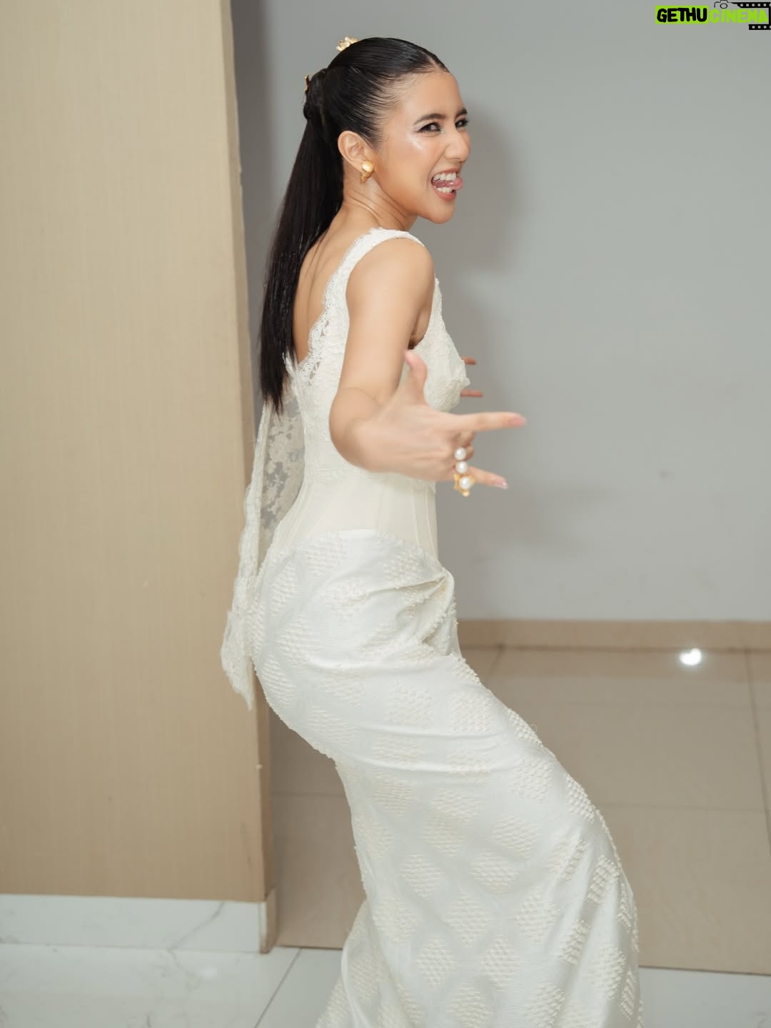Fita Anggriani - 20.5K Likes - Inget banget dulu, salah satu mimpiku bisa kerja bareng PH @visinemaid Aku selalu suka karya-karya mereka. Alhamdulillah, akhirnya kesempatan itu datang lewat tawaran screentest untuk film baru mereka. Bahkan aku belum baca sinopsisnya, tapi karena ini dari Visinema dan sutradaranya kak @sabrochelle yang akupun ngefans banget sama film terakhir nya “Noktah Merah Perkawinan” ga mikir lama aku langsung bilang mba imel : “CUS AMBIL!” 

Nggak lama setelah screentest, dibilang keterima “IH AKHIRNYA DEBUT FILM KU DI PH KECE INI! MAKASIH YA ALLAH…” 😭🙏🏻💗 

Jujur, dikasih kepercayaan dan bisa kerja bareng mereka aja udah pencapaian besar buat aku. Terus pas filmnya tayang dan feedback penonton di luar ekspektasi and banyak banget yang suka. HUF itu double happy banget! 🥺💗

Dari film HSL juga banyak peluang kerja baru yang masuk. Emang bener ya, project yang dibuat dari hati pasti nyampe juga ke hati penontonnya. 🥹🫶🏼

Makasih banget untuk Visinema karena jadi salah satu jembatan aku masuk ke dunia film. Terima kasih mas @anggasasongko , teteh @anggiakharisma , kak @cristian_imanuell , all crew and team kak @heiwid , kak @almirabastari 💗 Aku sadar betul ini baru awal perjalanan, dan aku masih mau banyak belajar 🙏🏻

Dan pastinya karakter Miya nggak akan hidup tanpa Danan @derbyromero , Tanish @ristytagor , & cintaku Kaluna @yunitasiregar. Sayang banget sama geng 30 Underpressure ini!! Semua cast HSL, much love utk kalian 🥹💗💗 

Untuk panitia dan dewan juri @imaawards , terima kasih banyak atas apresiasinya. Ini bener-bener award pertama aku 😭 Nggak kepikiran sama sekali bisa tutup akhir tahun sambil megang piala. Masuk nominasi aja aku udah: “HAH? KOK BISA?” Apalagi sampe dapet piala nya juga masih “HAH?? MASA SIH?” 😩✨ 

Untuk cuamiku AVUANG @jamie_8ball kalo bukan restu dari avuang yg masih mengizinkan bininya untuk pergi suting dan berkarya lagi karena kalo ga diizinin uga bininye tantrum pasti he he.. I lopyu avuang udah selalu ngasih ruang buat istrimu yg sabar, baik hati, dan cantiQ jelita inii !! ❤️😚
Anak-anakku Emma dan Kai, semoga nanti pas kalian gede, piala ini jadi bukti kenapa mamak suka “ngilang” dari rumah 😭🙏🏻💗