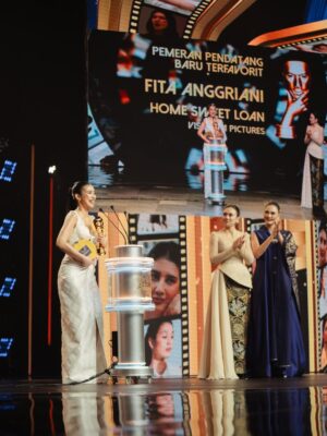 Fita Anggriani Instagram - Inget banget dulu, salah satu mimpiku bisa kerja bareng PH @visinemaid Aku selalu suka karya-karya mereka. Alhamdulillah, akhirnya kesempatan itu datang lewat tawaran screentest untuk film baru mereka. Bahkan aku belum baca sinopsisnya, tapi karena ini dari Visinema dan sutradaranya kak @sabrochelle yang akupun ngefans banget sama film terakhir nya “Noktah Merah Perkawinan” ga mikir lama aku langsung bilang mba imel : “CUS AMBIL!” 

Nggak lama setelah screentest, dibilang keterima “IH AKHIRNYA DEBUT FILM KU DI PH KECE INI! MAKASIH YA ALLAH…” 😭🙏🏻💗 

Jujur, dikasih kepercayaan dan bisa kerja bareng mereka aja udah pencapaian besar buat aku. Terus pas filmnya tayang dan feedback penonton di luar ekspektasi and banyak banget yang suka. HUF itu double happy banget! 🥺💗

Dari film HSL juga banyak peluang kerja baru yang masuk. Emang bener ya, project yang dibuat dari hati pasti nyampe juga ke hati penontonnya. 🥹🫶🏼

Makasih banget untuk Visinema karena jadi salah satu jembatan aku masuk ke dunia film. Terima kasih mas @anggasasongko , teteh @anggiakharisma , kak @cristian_imanuell , all crew and team kak @heiwid , kak @almirabastari 💗 Aku sadar betul ini baru awal perjalanan, dan aku masih mau banyak belajar 🙏🏻

Dan pastinya karakter Miya nggak akan hidup tanpa Danan @derbyromero , Tanish @ristytagor , & cintaku Kaluna @yunitasiregar. Sayang banget sama geng 30 Underpressure ini!! Semua cast HSL, much love utk kalian 🥹💗💗 

Untuk panitia dan dewan juri @imaawards , terima kasih banyak atas apresiasinya. Ini bener-bener award pertama aku 😭 Nggak kepikiran sama sekali bisa tutup akhir tahun sambil megang piala. Masuk nominasi aja aku udah: “HAH? KOK BISA?” Apalagi sampe dapet piala nya juga masih “HAH?? MASA SIH?” 😩✨ 

Untuk cuamiku AVUANG @jamie_8ball kalo bukan restu dari avuang yg masih mengizinkan bininya untuk pergi suting dan berkarya lagi karena kalo ga diizinin uga bininye tantrum pasti he he.. I lopyu avuang udah selalu ngasih ruang buat istrimu yg sabar, baik hati, dan cantiQ jelita inii !! ❤️😚
Anak-anakku Emma dan Kai, semoga nanti pas kalian gede, piala ini jadi bukti kenapa mamak suka “ngilang” dari rumah 😭🙏🏻💗