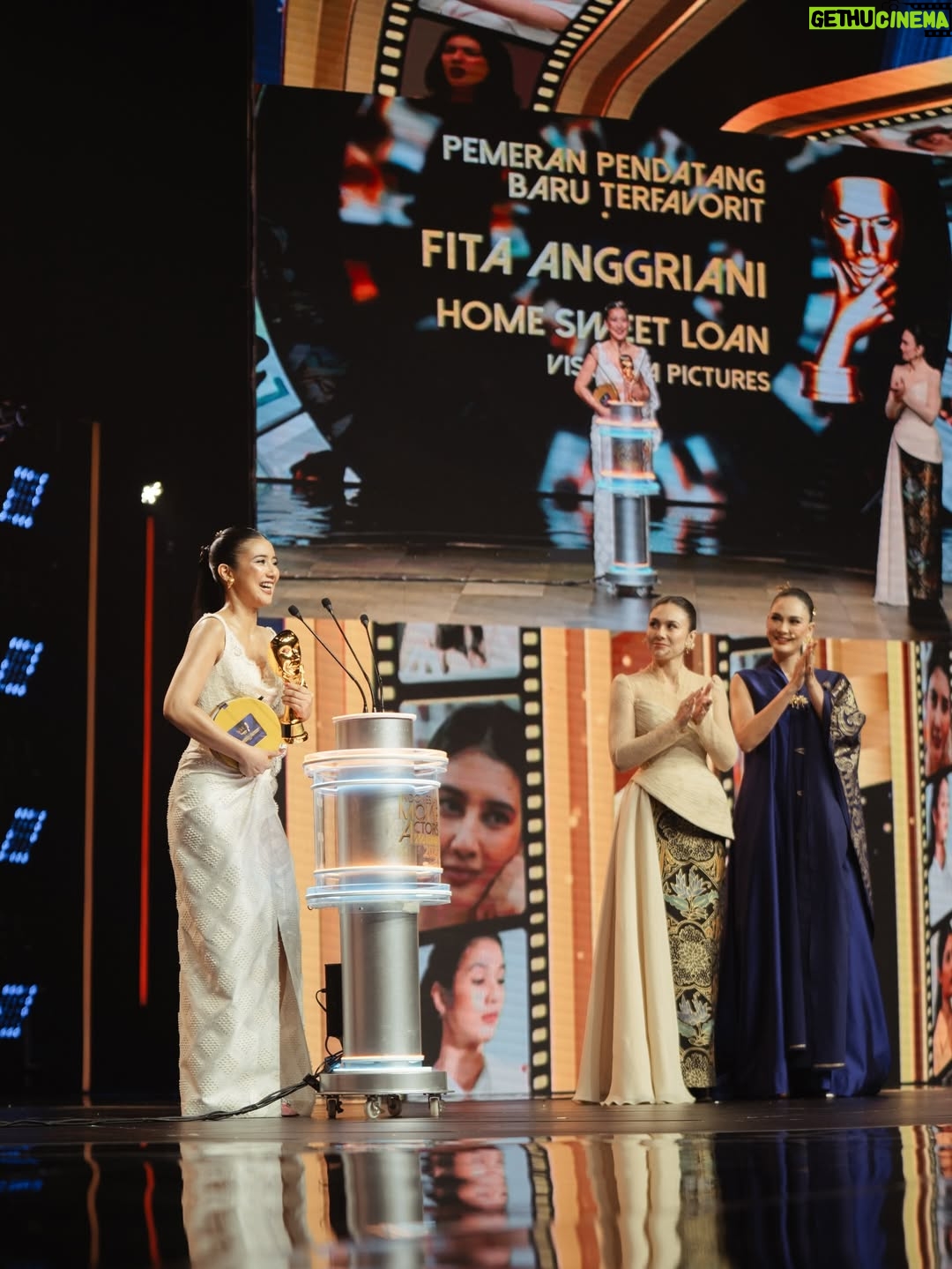 Fita Anggriani - 20.5K Likes - Inget banget dulu, salah satu mimpiku bisa kerja bareng PH @visinemaid Aku selalu suka karya-karya mereka. Alhamdulillah, akhirnya kesempatan itu datang lewat tawaran screentest untuk film baru mereka. Bahkan aku belum baca sinopsisnya, tapi karena ini dari Visinema dan sutradaranya kak @sabrochelle yang akupun ngefans banget sama film terakhir nya “Noktah Merah Perkawinan” ga mikir lama aku langsung bilang mba imel : “CUS AMBIL!” 

Nggak lama setelah screentest, dibilang keterima “IH AKHIRNYA DEBUT FILM KU DI PH KECE INI! MAKASIH YA ALLAH…” 😭🙏🏻💗 

Jujur, dikasih kepercayaan dan bisa kerja bareng mereka aja udah pencapaian besar buat aku. Terus pas filmnya tayang dan feedback penonton di luar ekspektasi and banyak banget yang suka. HUF itu double happy banget! 🥺💗

Dari film HSL juga banyak peluang kerja baru yang masuk. Emang bener ya, project yang dibuat dari hati pasti nyampe juga ke hati penontonnya. 🥹🫶🏼

Makasih banget untuk Visinema karena jadi salah satu jembatan aku masuk ke dunia film. Terima kasih mas @anggasasongko , teteh @anggiakharisma , kak @cristian_imanuell , all crew and team kak @heiwid , kak @almirabastari 💗 Aku sadar betul ini baru awal perjalanan, dan aku masih mau banyak belajar 🙏🏻

Dan pastinya karakter Miya nggak akan hidup tanpa Danan @derbyromero , Tanish @ristytagor , & cintaku Kaluna @yunitasiregar. Sayang banget sama geng 30 Underpressure ini!! Semua cast HSL, much love utk kalian 🥹💗💗 

Untuk panitia dan dewan juri @imaawards , terima kasih banyak atas apresiasinya. Ini bener-bener award pertama aku 😭 Nggak kepikiran sama sekali bisa tutup akhir tahun sambil megang piala. Masuk nominasi aja aku udah: “HAH? KOK BISA?” Apalagi sampe dapet piala nya juga masih “HAH?? MASA SIH?” 😩✨ 

Untuk cuamiku AVUANG @jamie_8ball kalo bukan restu dari avuang yg masih mengizinkan bininya untuk pergi suting dan berkarya lagi karena kalo ga diizinin uga bininye tantrum pasti he he.. I lopyu avuang udah selalu ngasih ruang buat istrimu yg sabar, baik hati, dan cantiQ jelita inii !! ❤️😚
Anak-anakku Emma dan Kai, semoga nanti pas kalian gede, piala ini jadi bukti kenapa mamak suka “ngilang” dari rumah 😭🙏🏻💗