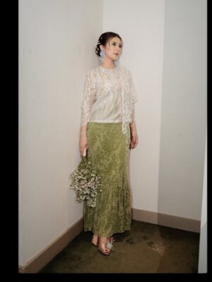 Fita Anggriani Instagram - The little details from premiere night of @tungguakusuksesnanti ✨ 

Styled by @imeldaimew 
Wardrobe, shoes, earrings @studiojeje 
MUA @kunsoomakeupartist 
Hairdo @kristalianti 
Nails @blinkstudio.id 
📸 @almaarijvaniav