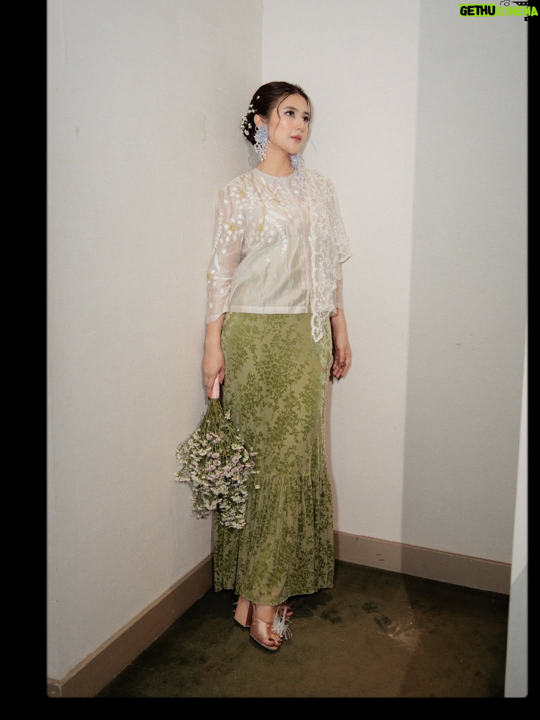 Fita Anggriani - 24.7K Likes - The little details from premiere night of @tungguakusuksesnanti ✨ 

Styled by @imeldaimew 
Wardrobe, shoes, earrings @studiojeje 
MUA @kunsoomakeupartist 
Hairdo @kristalianti 
Nails @blinkstudio.id 
📸 @almaarijvaniav