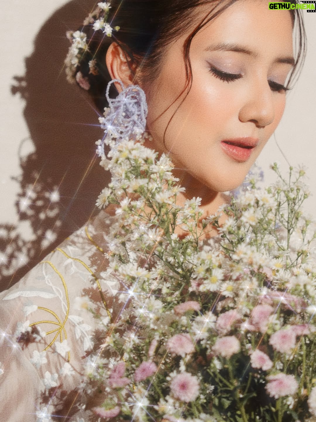 Fita Anggriani - 24.7K Likes - The little details from premiere night of @tungguakusuksesnanti ✨ 

Styled by @imeldaimew 
Wardrobe, shoes, earrings @studiojeje 
MUA @kunsoomakeupartist 
Hairdo @kristalianti 
Nails @blinkstudio.id 
📸 @almaarijvaniav