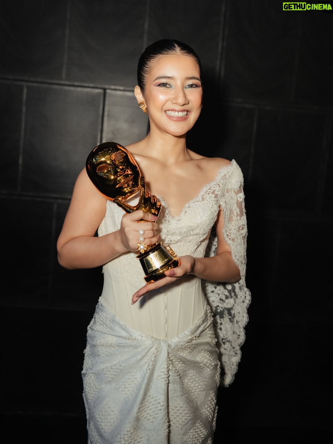 Fita Anggriani - 20.5K Likes - Inget banget dulu, salah satu mimpiku bisa kerja bareng PH @visinemaid Aku selalu suka karya-karya mereka. Alhamdulillah, akhirnya kesempatan itu datang lewat tawaran screentest untuk film baru mereka. Bahkan aku belum baca sinopsisnya, tapi karena ini dari Visinema dan sutradaranya kak @sabrochelle yang akupun ngefans banget sama film terakhir nya “Noktah Merah Perkawinan” ga mikir lama aku langsung bilang mba imel : “CUS AMBIL!” 

Nggak lama setelah screentest, dibilang keterima “IH AKHIRNYA DEBUT FILM KU DI PH KECE INI! MAKASIH YA ALLAH…” 😭🙏🏻💗 

Jujur, dikasih kepercayaan dan bisa kerja bareng mereka aja udah pencapaian besar buat aku. Terus pas filmnya tayang dan feedback penonton di luar ekspektasi and banyak banget yang suka. HUF itu double happy banget! 🥺💗

Dari film HSL juga banyak peluang kerja baru yang masuk. Emang bener ya, project yang dibuat dari hati pasti nyampe juga ke hati penontonnya. 🥹🫶🏼

Makasih banget untuk Visinema karena jadi salah satu jembatan aku masuk ke dunia film. Terima kasih mas @anggasasongko , teteh @anggiakharisma , kak @cristian_imanuell , all crew and team kak @heiwid , kak @almirabastari 💗 Aku sadar betul ini baru awal perjalanan, dan aku masih mau banyak belajar 🙏🏻

Dan pastinya karakter Miya nggak akan hidup tanpa Danan @derbyromero , Tanish @ristytagor , & cintaku Kaluna @yunitasiregar. Sayang banget sama geng 30 Underpressure ini!! Semua cast HSL, much love utk kalian 🥹💗💗 

Untuk panitia dan dewan juri @imaawards , terima kasih banyak atas apresiasinya. Ini bener-bener award pertama aku 😭 Nggak kepikiran sama sekali bisa tutup akhir tahun sambil megang piala. Masuk nominasi aja aku udah: “HAH? KOK BISA?” Apalagi sampe dapet piala nya juga masih “HAH?? MASA SIH?” 😩✨ 

Untuk cuamiku AVUANG @jamie_8ball kalo bukan restu dari avuang yg masih mengizinkan bininya untuk pergi suting dan berkarya lagi karena kalo ga diizinin uga bininye tantrum pasti he he.. I lopyu avuang udah selalu ngasih ruang buat istrimu yg sabar, baik hati, dan cantiQ jelita inii !! ❤️😚
Anak-anakku Emma dan Kai, semoga nanti pas kalian gede, piala ini jadi bukti kenapa mamak suka “ngilang” dari rumah 😭🙏🏻💗