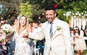 Flaviana Seeling Instagram - Así, tomados de la mano, caminando juntos con nuestra familia, con nuestros proyectos, con nuestros sueños.

Gracias a la vida, gracias a Dios por ponerme a tu lado. Te admiro, te amo. Hoy celebramos un año más de aquel día de compromiso, de aquel día de inmensa felicidad.

Te amo con locura inmensa.
Feliz aniverario amor de mi vida. @flavianaseeling