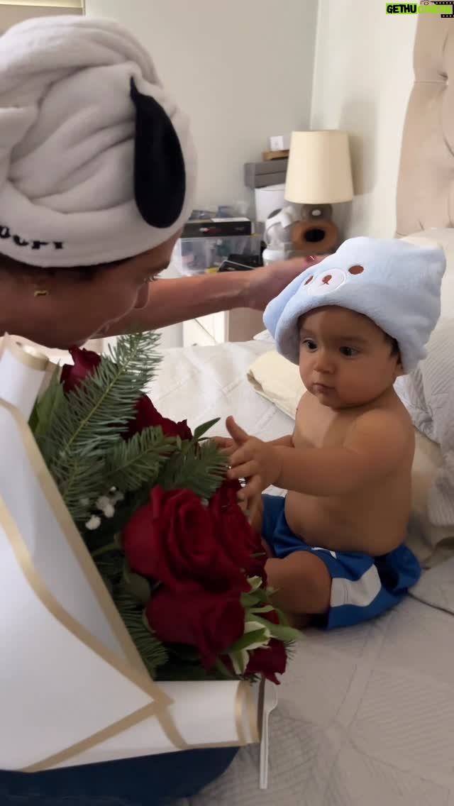 Flaviana Seeling - 3.1K Likes - Hoy es unos de estos días especiales!!! Estamos cumpliendo años de casados y Orlando siempre tan atento y cariñoso ! Es importante mantener en el tiempo esta atención , entrega y cariño! 
Pero nuestro amor va más allá de eso , la entrega se hace todos los días , 24/7 , y hoy me tomo el tiempo amor para agradecerte todo lo entregado y no sola a mí sino que a esta familia que hemos logrado construir juntos ! Todos te amamos con locura porque eres nuestro pilar ! @giuliborlando @gianlucasplay  Vicentito y yo te amamos demasiado ! Llegaste a ser luz 💡 en nuestras vidas ! 
Vamos por más amor de mi vida ! Feliz día !!! Feliz todos los días !!! Te amoooo @orlando_carmona