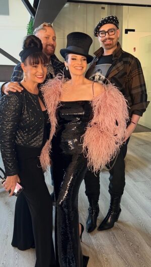 Fran Drescher Instagram - 🌟 THE A-TEAM! 🌟
Creating alongside ALL of these talents is an honor and a joy! The best of the best. And in the words of Fran herself in a nod to the iconic Spinal Tap which she was in, the whole look was an ELEVEN out of ten!! The stunning #frandrescher for @numero_netherlands
⭐️ @officialfrandrescher
💄 #gregoryarltbeauty @forwardartists
💇🏻♀️ @jonlieckfeltbeauty
👗 @brendacooperstyle