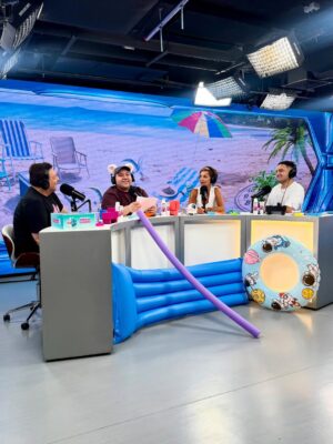 Francisca García-Huidobro Instagram - Hoy haciendo un especial de @somos.yuly con este grupito 🌊☀️⛱️👙🩷 WE ARE VIÑA Ya disponible en YouTube 📲