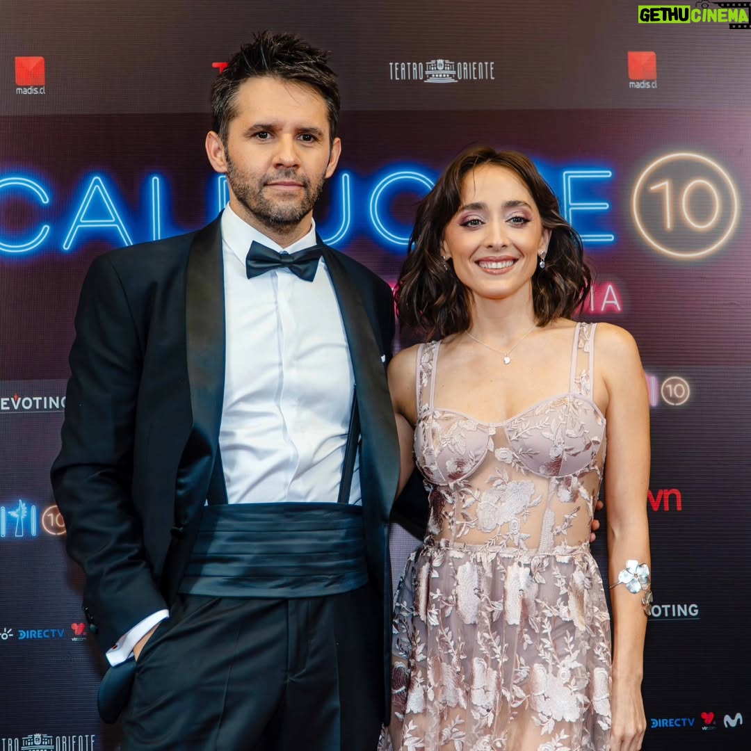 Francisca Walker - 45.8K Likes - Que lindos estuvieron los CALEUCHE! Muchas gracias @somoschileactores por la nominación, gracias a mis queridos colegas. Gracias @loscontadores por confiar en mi para la obertura. Estoy llena de felicidad por dedicarme a esto que tanto amo y estar rodeada de personas que admiro y quiero tanto.
Gracias @mariohortonfleck por apañarme siempre y acompañarme 🩷 te amo
Gracias @antopromakeup por hermosearme y dejarme linda para la alfombra roja.
Gracias a la Caro Arregui que me regaló este vestido maravilloso y a @gioyber por estar siempre disponibles para darnos estilo. 
Soy feliz porque me dedico a lo que amo 💕
📷 @revistasarah