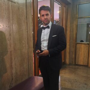 Francisca Walker Instagram - Que lindos estuvieron los CALEUCHE! Muchas gracias @somoschileactores por la nominación, gracias a mis queridos colegas. Gracias @loscontadores por confiar en mi para la obertura. Estoy llena de felicidad por dedicarme a esto que tanto amo y estar rodeada de personas que admiro y quiero tanto.
Gracias @mariohortonfleck por apañarme siempre y acompañarme 🩷 te amo
Gracias @antopromakeup por hermosearme y dejarme linda para la alfombra roja.
Gracias a la Caro Arregui que me regaló este vestido maravilloso y a @gioyber por estar siempre disponibles para darnos estilo. 
Soy feliz porque me dedico a lo que amo 💕
📷 @revistasarah