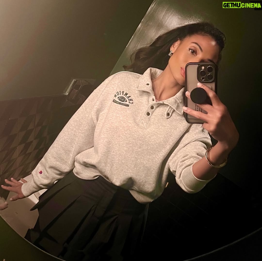 Gabrielle Ryan - 3.5K Likes - Grateful For Family, Friends & Special Moments.
2025 Fin🩷 (Special Birthdays, Devastating losses, Engagements , A movie, Love & Laughter)