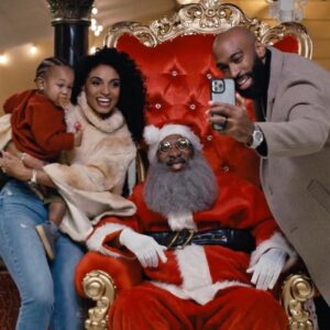 Gabrielle Ryan Instagram - 🥰🎄🔪👸🏽🎥 BTS
@amctheatres