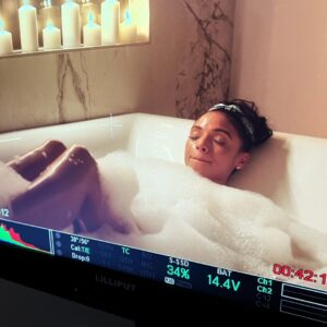 Gabrielle Ryan Instagram - 🥰🎄🔪👸🏽🎥 BTS
@amctheatres