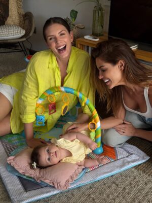 Gala Caldirola Instagram - El olorcito a bebé podría ser mi favorito 🥹
La vida es un collage de momentos simples como este,  que hacen que valga  la pena 🤍
Que nena más bonita trajeron al mundo @eugenialemosok @matiaskosznik 👶🏽