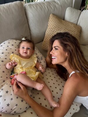 Gala Caldirola Instagram - El olorcito a bebé podría ser mi favorito 🥹
La vida es un collage de momentos simples como este,  que hacen que valga  la pena 🤍
Que nena más bonita trajeron al mundo @eugenialemosok @matiaskosznik 👶🏽