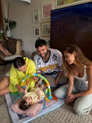 Gala Caldirola Instagram - El olorcito a bebé podría ser mi favorito 🥹
La vida es un collage de momentos simples como este,  que hacen que valga  la pena 🤍
Que nena más bonita trajeron al mundo @eugenialemosok @matiaskosznik 👶🏽