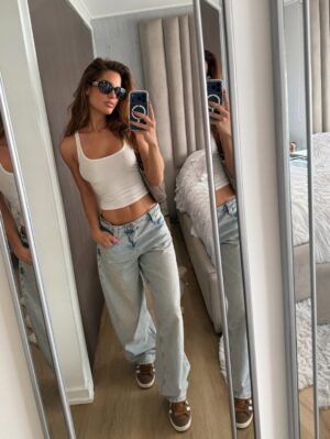 Gala Caldirola Instagram - El olorcito a bebé podría ser mi favorito 🥹
La vida es un collage de momentos simples como este,  que hacen que valga  la pena 🤍
Que nena más bonita trajeron al mundo @eugenialemosok @matiaskosznik 👶🏽