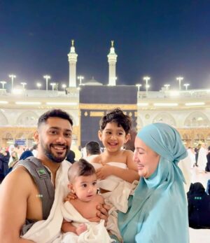 Gauahar Khan Instagram - Allahumma baarik !! Bade ko kaaba se pehla salaam karwaya tha , toh chote ka salaam bhi toh Banta hai . As salaam u alaikum beautiful world , from Farwaan . Keep our children in your duas ❤️ as we pray for the world from the holy land .
Travel organisation : @alkhalidtours
My head covering : @officialanah