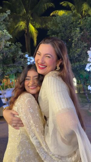 Gauahar Khan Instagram - with the OG jhalli 🙆🏻‍♀️💛

#jhallawallah #trend #dance