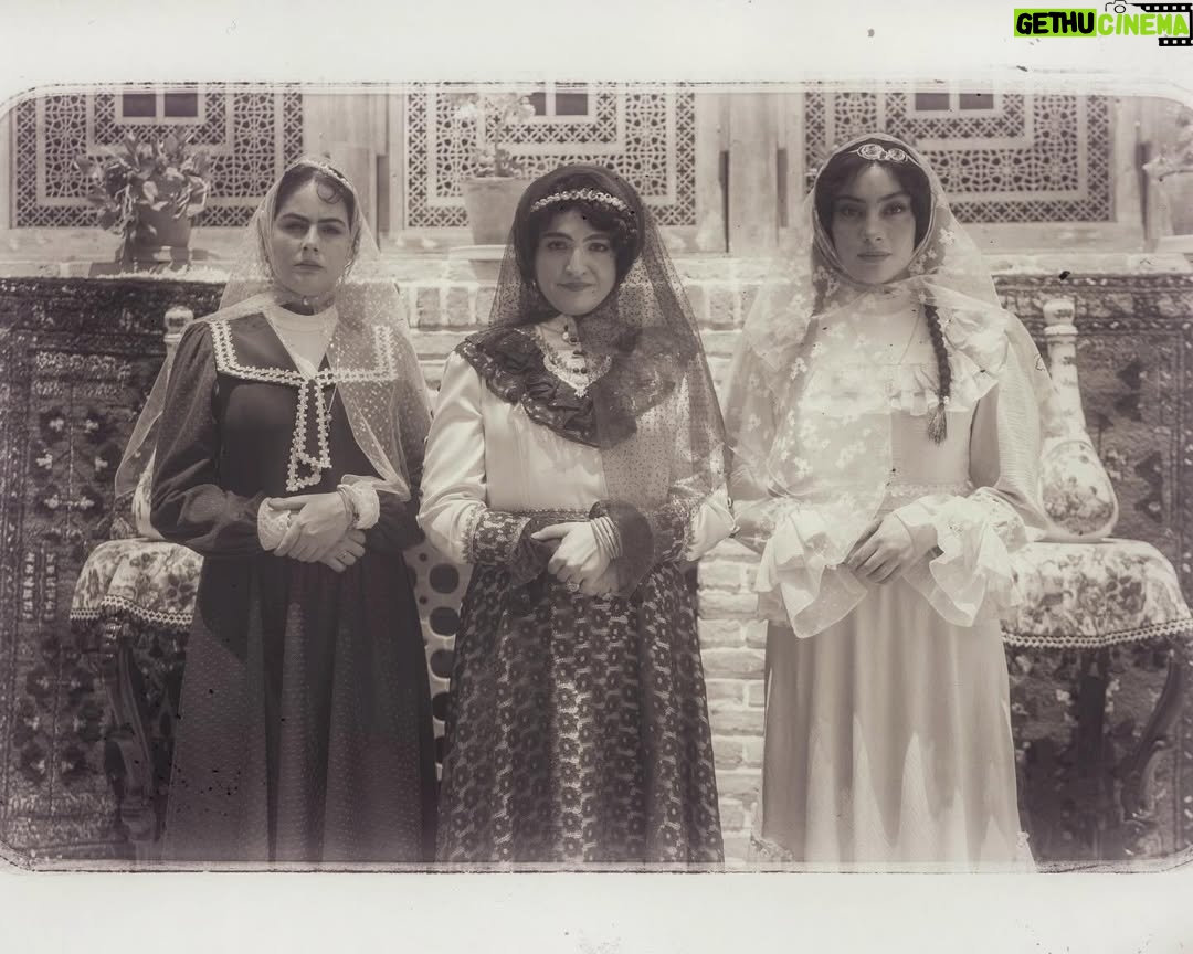 Gelare Abbasi - 32.9K Likes - . 
خانواده ی ما در بامداد خمار ❤️
کارگردان: نرگس آبیار

تهیه‌کننده: محمدحسین قاسمی
مدیر پروژه: مجیدرضا مصطفوی

@bamdadekhomarofficial 
@sheyda.vod 
@ghasemiofficiall 
@majidrezamostafavi 
@saraa.emammi 
@shady_babaei 
@farshad_arj 
@tarlan_parvanee
@laleheskandari
@mehdi_veral📷عکس
@nafisi_ali