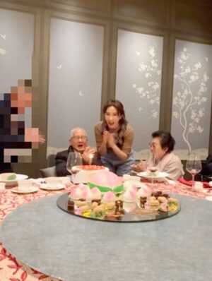 Gigi Lai Chi Instagram - 親愛的爸爸，祝您88歲生日快樂🎂❤️🎂您對中國文學的熱愛深深感染了我，每一首詩、每一幅畫作都是您精神的縮影🖼️在您身邊的每一天都讓我成長，願您常吟詩作畫 陪伴我們🥰🥰

#birthday #lovefamily #father