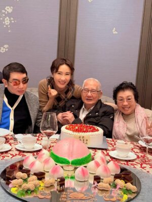Gigi Lai Chi Instagram - 親愛的爸爸，祝您88歲生日快樂🎂❤️🎂您對中國文學的熱愛深深感染了我，每一首詩、每一幅畫作都是您精神的縮影🖼️在您身邊的每一天都讓我成長，願您常吟詩作畫 陪伴我們🥰🥰

#birthday #lovefamily #father