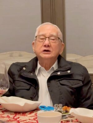 Gigi Lai Chi Instagram - 親愛的爸爸，祝您88歲生日快樂🎂❤️🎂您對中國文學的熱愛深深感染了我，每一首詩、每一幅畫作都是您精神的縮影🖼️在您身邊的每一天都讓我成長，願您常吟詩作畫 陪伴我們🥰🥰

#birthday #lovefamily #father
