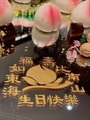 Gigi Lai Chi Instagram - 親愛的爸爸，祝您88歲生日快樂🎂❤️🎂您對中國文學的熱愛深深感染了我，每一首詩、每一幅畫作都是您精神的縮影🖼️在您身邊的每一天都讓我成長，願您常吟詩作畫 陪伴我們🥰🥰

#birthday #lovefamily #father