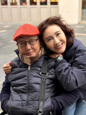 Gigi Lai Chi Instagram - 親愛的爸爸，祝您88歲生日快樂🎂❤️🎂您對中國文學的熱愛深深感染了我，每一首詩、每一幅畫作都是您精神的縮影🖼️在您身邊的每一天都讓我成長，願您常吟詩作畫 陪伴我們🥰🥰

#birthday #lovefamily #father