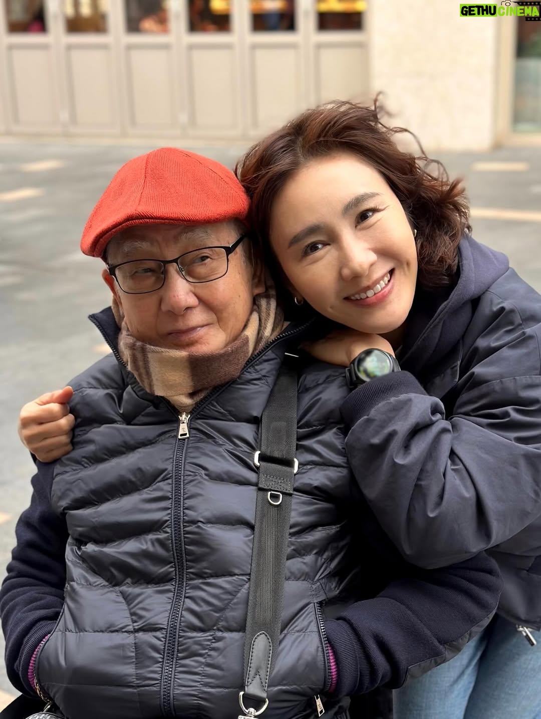 Gigi Lai Chi - 25.5K Likes - 親愛的爸爸，祝您88歲生日快樂🎂❤️🎂您對中國文學的熱愛深深感染了我，每一首詩、每一幅畫作都是您精神的縮影🖼️在您身邊的每一天都讓我成長，願您常吟詩作畫 陪伴我們🥰🥰

#birthday #lovefamily #father