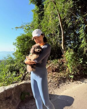 Gigi Lai Chi Instagram - Hiking with Ruby💕☀️🐾
#hiking