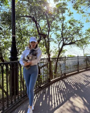 Gigi Lai Chi Instagram - Hiking with Ruby💕☀️🐾
#hiking
