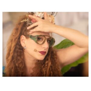 Gisela Ponce de León Instagram - “Peter Pan hasta las patas” - Enero 2026
Enero me trajo de vuelta al teatro. Tenía muchas ganas de ver la obra pero también de fotografiarla por dentro. Ha sido un viaje hermoso, un reencuentro bonito con gente que aprecio y admiro y un juego fotográfico super emocionante que me llevó por primera vez a fotografiar, por un lado, desde el mismo escenario, y por el otro lado, desde el camerino.
La idea era poder captar no solo la previa antes de salir a escena sino las varias idas y vueltas cargadas de adrenalina, cansancio y felicidad de los actores en cada función.
Gracias a todo el elenco por permitirme estar en un momento tan especial como este, por la buenísima onda, por sus sonrisas, por su apoyo y paciencia y por hacerme reír como hace tiempo no reía. 🫶🏽✨
Mis respetos a todos. ¡Hasta la próxima! 🧚♂️🙏🏽♥️💫📸
#backstage #behindthescenes #detrasdeescena #peterpanhastalaspatas🧚♀️