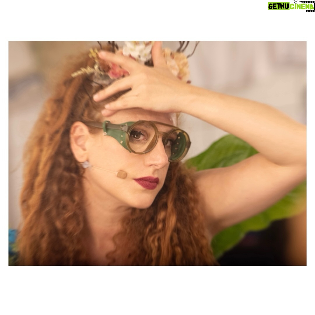 Gisela Ponce de León - 2.1K Likes - “Peter Pan hasta las patas” - Enero 2026 

Enero me trajo de vuelta al teatro. Tenía muchas ganas de ver la obra pero también de fotografiarla por dentro. Ha sido un viaje hermoso, un reencuentro bonito con gente que aprecio y admiro y un juego fotográfico super emocionante que me llevó por primera vez a fotografiar, por un lado, desde el mismo escenario, y por el otro lado, desde el camerino. 
La idea era poder captar no solo la previa antes de salir a escena sino las varias idas y vueltas cargadas de adrenalina, cansancio y felicidad de los actores en cada función. 
Gracias a todo el elenco por permitirme estar en un momento tan especial como este, por la buenísima onda, por sus sonrisas, por su apoyo y paciencia y por hacerme reír como hace tiempo no reía. 🫶🏽✨
Mis respetos a todos. ¡Hasta la próxima! 🧚‍♂️🙏🏽♥️💫📸

#backstage #behindthescenes #detrasdeescena #peterpanhastalaspatas🧚‍♀️