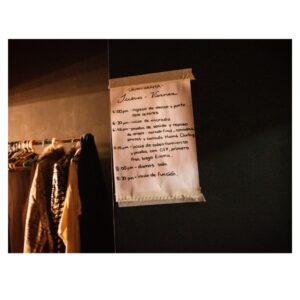 Gisela Ponce de León Instagram - “Peter Pan hasta las patas” - Enero 2026
Enero me trajo de vuelta al teatro. Tenía muchas ganas de ver la obra pero también de fotografiarla por dentro. Ha sido un viaje hermoso, un reencuentro bonito con gente que aprecio y admiro y un juego fotográfico super emocionante que me llevó por primera vez a fotografiar, por un lado, desde el mismo escenario, y por el otro lado, desde el camerino.
La idea era poder captar no solo la previa antes de salir a escena sino las varias idas y vueltas cargadas de adrenalina, cansancio y felicidad de los actores en cada función.
Gracias a todo el elenco por permitirme estar en un momento tan especial como este, por la buenísima onda, por sus sonrisas, por su apoyo y paciencia y por hacerme reír como hace tiempo no reía. 🫶🏽✨
Mis respetos a todos. ¡Hasta la próxima! 🧚♂️🙏🏽♥️💫📸
#backstage #behindthescenes #detrasdeescena #peterpanhastalaspatas🧚♀️