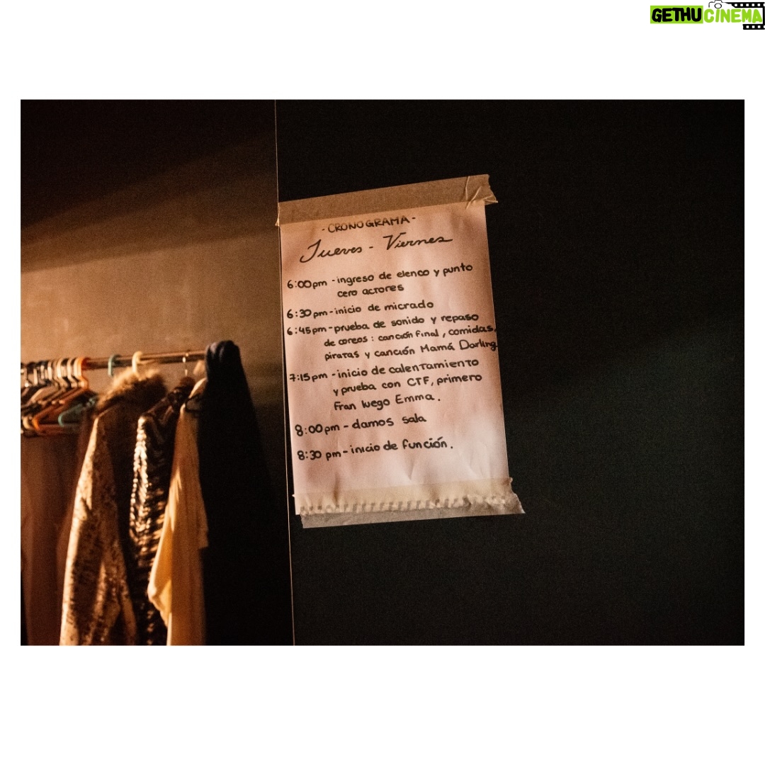 Gisela Ponce de León - 2.1K Likes - “Peter Pan hasta las patas” - Enero 2026 

Enero me trajo de vuelta al teatro. Tenía muchas ganas de ver la obra pero también de fotografiarla por dentro. Ha sido un viaje hermoso, un reencuentro bonito con gente que aprecio y admiro y un juego fotográfico super emocionante que me llevó por primera vez a fotografiar, por un lado, desde el mismo escenario, y por el otro lado, desde el camerino. 
La idea era poder captar no solo la previa antes de salir a escena sino las varias idas y vueltas cargadas de adrenalina, cansancio y felicidad de los actores en cada función. 
Gracias a todo el elenco por permitirme estar en un momento tan especial como este, por la buenísima onda, por sus sonrisas, por su apoyo y paciencia y por hacerme reír como hace tiempo no reía. 🫶🏽✨
Mis respetos a todos. ¡Hasta la próxima! 🧚‍♂️🙏🏽♥️💫📸

#backstage #behindthescenes #detrasdeescena #peterpanhastalaspatas🧚‍♀️