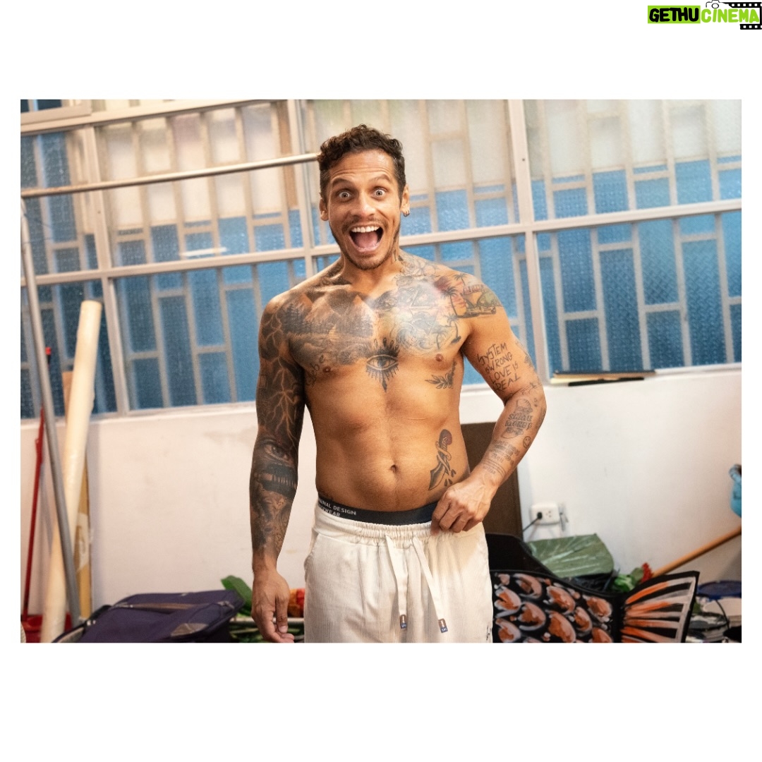 Gisela Ponce de León - 2.1K Likes - “Peter Pan hasta las patas” - Enero 2026 

Enero me trajo de vuelta al teatro. Tenía muchas ganas de ver la obra pero también de fotografiarla por dentro. Ha sido un viaje hermoso, un reencuentro bonito con gente que aprecio y admiro y un juego fotográfico super emocionante que me llevó por primera vez a fotografiar, por un lado, desde el mismo escenario, y por el otro lado, desde el camerino. 
La idea era poder captar no solo la previa antes de salir a escena sino las varias idas y vueltas cargadas de adrenalina, cansancio y felicidad de los actores en cada función. 
Gracias a todo el elenco por permitirme estar en un momento tan especial como este, por la buenísima onda, por sus sonrisas, por su apoyo y paciencia y por hacerme reír como hace tiempo no reía. 🫶🏽✨
Mis respetos a todos. ¡Hasta la próxima! 🧚‍♂️🙏🏽♥️💫📸

#backstage #behindthescenes #detrasdeescena #peterpanhastalaspatas🧚‍♀️