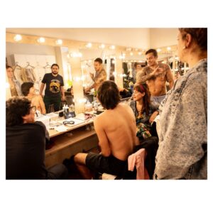 Gisela Ponce de León Instagram - “Peter Pan hasta las patas” - Enero 2026
Enero me trajo de vuelta al teatro. Tenía muchas ganas de ver la obra pero también de fotografiarla por dentro. Ha sido un viaje hermoso, un reencuentro bonito con gente que aprecio y admiro y un juego fotográfico super emocionante que me llevó por primera vez a fotografiar, por un lado, desde el mismo escenario, y por el otro lado, desde el camerino.
La idea era poder captar no solo la previa antes de salir a escena sino las varias idas y vueltas cargadas de adrenalina, cansancio y felicidad de los actores en cada función.
Gracias a todo el elenco por permitirme estar en un momento tan especial como este, por la buenísima onda, por sus sonrisas, por su apoyo y paciencia y por hacerme reír como hace tiempo no reía. 🫶🏽✨
Mis respetos a todos. ¡Hasta la próxima! 🧚♂️🙏🏽♥️💫📸
#backstage #behindthescenes #detrasdeescena #peterpanhastalaspatas🧚♀️