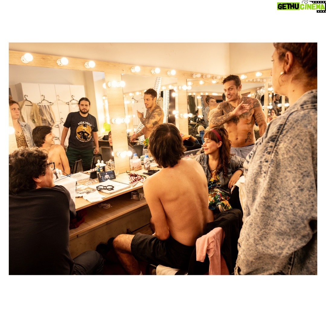 Gisela Ponce de León - 2.1K Likes - “Peter Pan hasta las patas” - Enero 2026 

Enero me trajo de vuelta al teatro. Tenía muchas ganas de ver la obra pero también de fotografiarla por dentro. Ha sido un viaje hermoso, un reencuentro bonito con gente que aprecio y admiro y un juego fotográfico super emocionante que me llevó por primera vez a fotografiar, por un lado, desde el mismo escenario, y por el otro lado, desde el camerino. 
La idea era poder captar no solo la previa antes de salir a escena sino las varias idas y vueltas cargadas de adrenalina, cansancio y felicidad de los actores en cada función. 
Gracias a todo el elenco por permitirme estar en un momento tan especial como este, por la buenísima onda, por sus sonrisas, por su apoyo y paciencia y por hacerme reír como hace tiempo no reía. 🫶🏽✨
Mis respetos a todos. ¡Hasta la próxima! 🧚‍♂️🙏🏽♥️💫📸

#backstage #behindthescenes #detrasdeescena #peterpanhastalaspatas🧚‍♀️