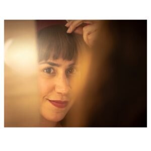Gisela Ponce de León Instagram - “Peter Pan hasta las patas” - Enero 2026
Enero me trajo de vuelta al teatro. Tenía muchas ganas de ver la obra pero también de fotografiarla por dentro. Ha sido un viaje hermoso, un reencuentro bonito con gente que aprecio y admiro y un juego fotográfico super emocionante que me llevó por primera vez a fotografiar, por un lado, desde el mismo escenario, y por el otro lado, desde el camerino.
La idea era poder captar no solo la previa antes de salir a escena sino las varias idas y vueltas cargadas de adrenalina, cansancio y felicidad de los actores en cada función.
Gracias a todo el elenco por permitirme estar en un momento tan especial como este, por la buenísima onda, por sus sonrisas, por su apoyo y paciencia y por hacerme reír como hace tiempo no reía. 🫶🏽✨
Mis respetos a todos. ¡Hasta la próxima! 🧚♂️🙏🏽♥️💫📸
#backstage #behindthescenes #detrasdeescena #peterpanhastalaspatas🧚♀️