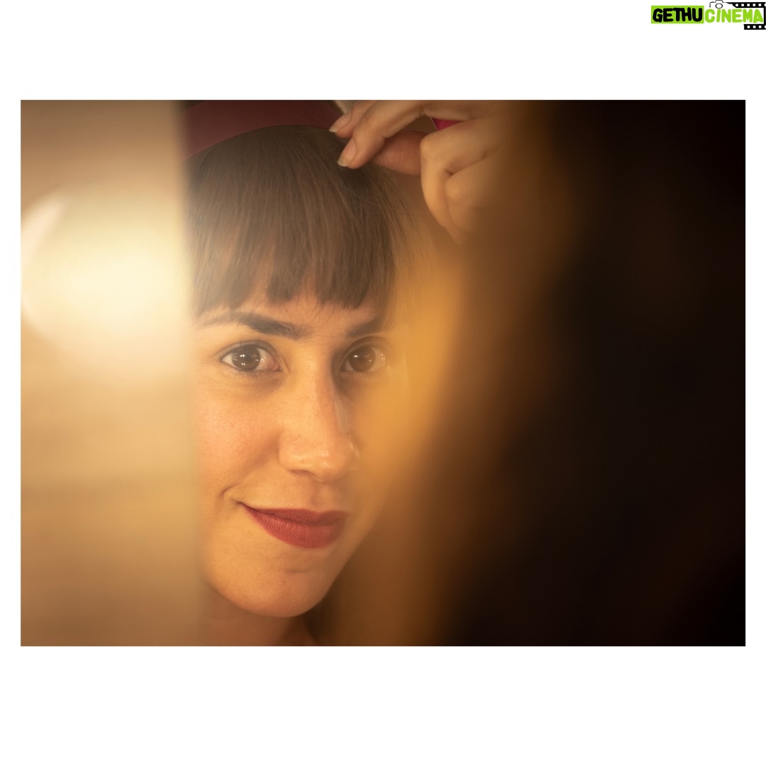 Gisela Ponce de León - 2.1K Likes - “Peter Pan hasta las patas” - Enero 2026 

Enero me trajo de vuelta al teatro. Tenía muchas ganas de ver la obra pero también de fotografiarla por dentro. Ha sido un viaje hermoso, un reencuentro bonito con gente que aprecio y admiro y un juego fotográfico super emocionante que me llevó por primera vez a fotografiar, por un lado, desde el mismo escenario, y por el otro lado, desde el camerino. 
La idea era poder captar no solo la previa antes de salir a escena sino las varias idas y vueltas cargadas de adrenalina, cansancio y felicidad de los actores en cada función. 
Gracias a todo el elenco por permitirme estar en un momento tan especial como este, por la buenísima onda, por sus sonrisas, por su apoyo y paciencia y por hacerme reír como hace tiempo no reía. 🫶🏽✨
Mis respetos a todos. ¡Hasta la próxima! 🧚‍♂️🙏🏽♥️💫📸

#backstage #behindthescenes #detrasdeescena #peterpanhastalaspatas🧚‍♀️